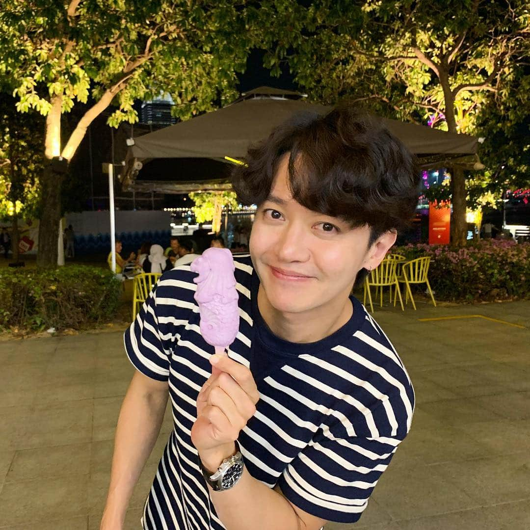 カン・ギュンソンさんのインスタグラム写真 - (カン・ギュンソンInstagram)「아쉬우니 사자상 아이스크림이라도~🍦 ⠀⠀⠀ #singapore #merlion #balant」3月15日 0時07分 - noel_kyunsung