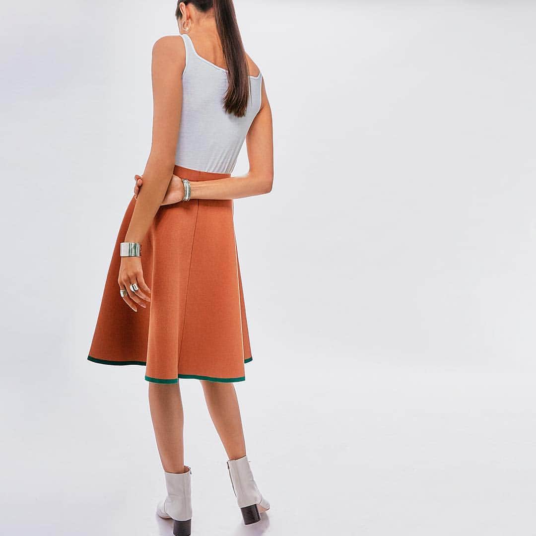 のインスタグラム：「Skirting into Spring 🌱 #DEMYLEE #SS19 #Spring19 #springstyles #womensfashion #womensstyle #skirts #skirting #springstyle #alineskirt #contrast #trim #cotton #nylon #polyester #elastane #blend #camel #clover」