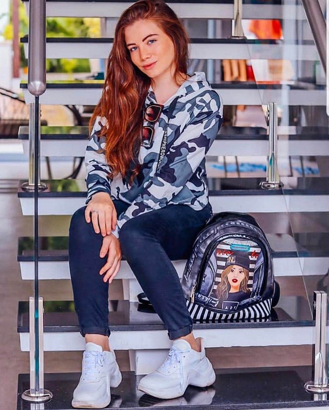 ニコールリーさんのインスタグラム写真 - (ニコールリーInstagram)「Loving this casual style by @gifunari 😍😍😍 and get Paola is Tomboy Backpack ❣️ #nicoleleeusa #nicolelee #nllook #handbags  Photo Via: @gifunari @nicolelee.brazil」3月15日 0時09分 - nicoleleeusa