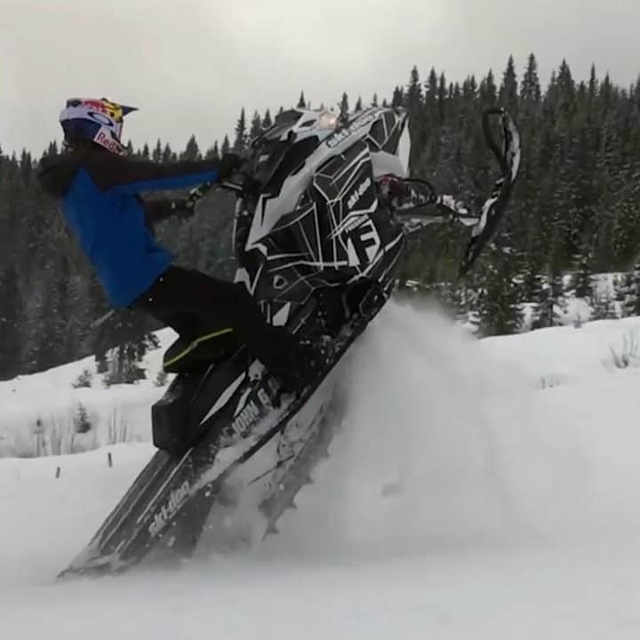のインスタグラム：「When you get tired of skiing. 😜 🛷: @makkedonia 🎥: @stram.vaier @redbullsnow #winter #snow #snowmobile #outdoors #fun #redbull」