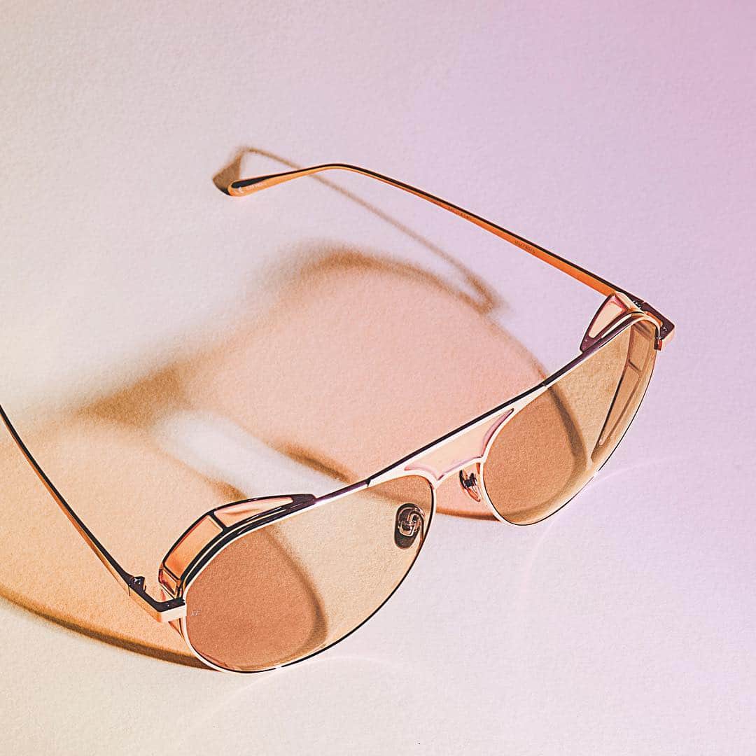 のインスタグラム：「The classic aviator with peach ‘stained glass’ side shields and a feature nose bridge creating an unexpected contrast; crafted with 18-22 carat rose gold-plated titanium frames and co-ordinating peach lenses. . . . #DearKowloon #LFSS19 #lindafarrow #fashionaccessories #eyewear」