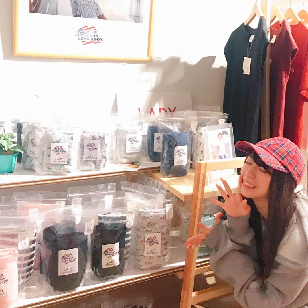 のインスタグラム：「一昨日はJEMORGANの展示会へ！ サーマル可愛すぎる〜好きな生地ランキング上位かもしれない、、。 ꙳ #jemorgan #exhibition  #thermal ꙳ 展示会の写真貯めすぎだし時系列バラバラ問題。。 はひとまず置いときまして気にせず投稿してくぞ！ JEMORGANの着心地がとても好き！ 前にも投稿したけど冬はインナーにもよく着てるし 春になったらトップスとしてさらっと着るのも可愛いし サーマルという生地が好きです☺︎優秀すぎる〜 JEMORGANの小花柄めっちゃ可愛いよね。」