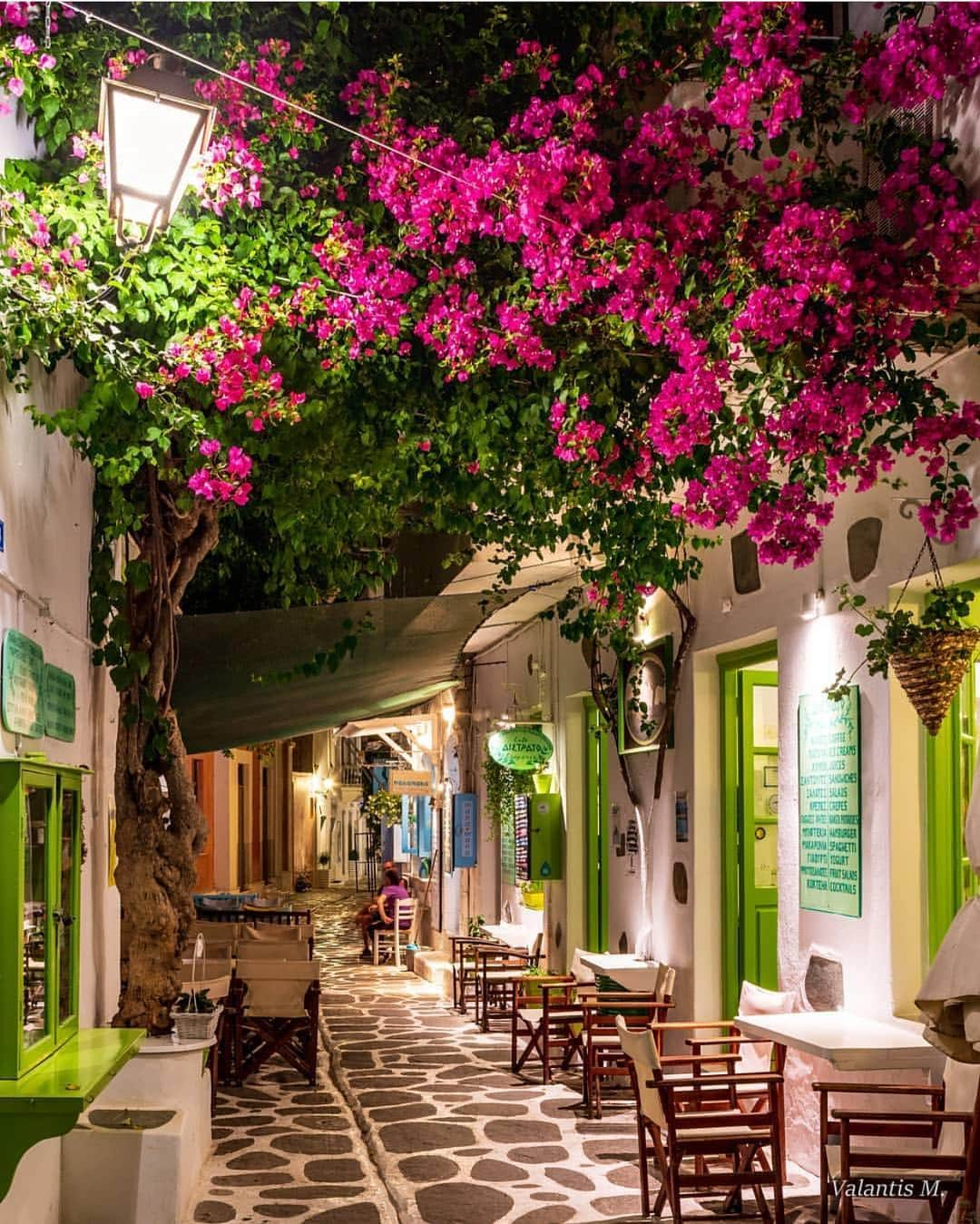 Wonderful Placesさんのインスタグラム写真 - (Wonderful PlacesInstagram)「Paroikía - Greece ✨🌺🌺🌺✨ . Picture by ✨✨@minogiannisvalantis✨✨ #wonderful_places for a feature ❤️」3月15日 0時18分 - wonderful_places