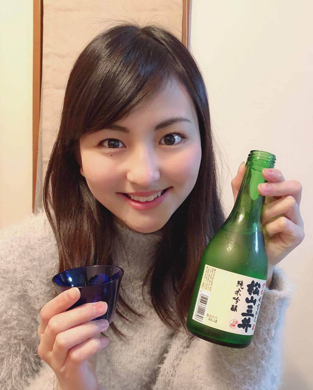 今川あかりさんのインスタグラム写真 - (今川あかりInstagram)「こんばんは🌙 2019ミス日本酒 愛媛代表 今川あかりです🍶🍊 ついに明日は最終選考会です！！ 明日、大きな舞台で発表し、お越しいただく皆様にお会いできること、本当に楽しみにしています✨ ミス日本酒に関わる、また応援してくださる皆様に心より感謝申し上げます。  そして、ミス日本酒ファイナリストのみんなと共にナデシコプログラムを受けることのできたこの環境に感謝いたします。 本日は、頭の中を整理しなおして、先日のナデシコプログラムで作成体験をさせていただいた江戸切子で、愛媛の日本酒をいただきました🍊 お料理との相性も抜群でスッキリした飲み口でした😌 愛媛の日本酒がいくつかあるので少しずつ味わいながら、また載せていこうと思います✨✨ 寒暖差が激しいので、皆さん風邪などひかないようにしてくださいね！」3月15日 0時21分 - akaringo_0221