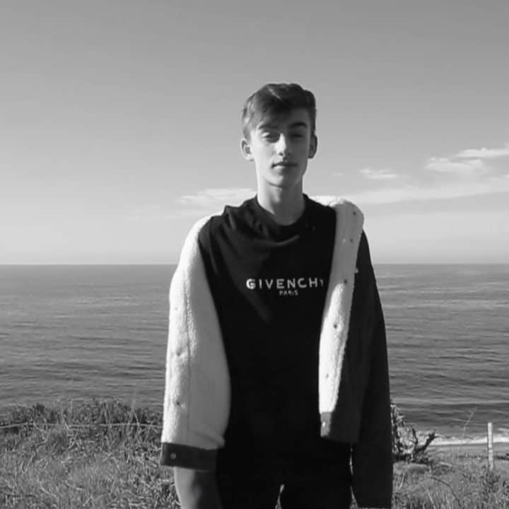ジョニー・オーランドのインスタグラム：「teenage fever out now🖤」