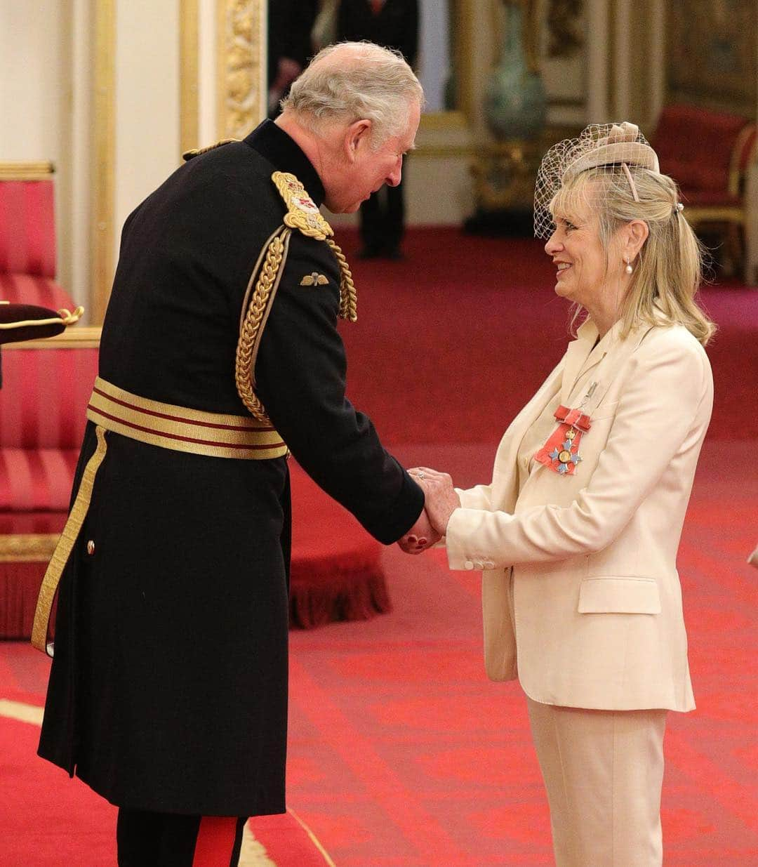 ロイヤル・ファミリーさんのインスタグラム写真 - (ロイヤル・ファミリーInstagram)「At today’s Investiture, held at Buckingham Palace by The Prince of Wales, @twiggylawson collected her Damehood for Services to Fashion, the Arts and Charity. Swipe 👉 to see more of today’s recipients including Scottish beekeeper 🐝 Charles Irwin MBE, Vice President of Show Racism The Red Card ⚽ Leroy Rosenior MBE, British Actor 🎭 Jim Carter OBE and Primate Conservationist with @apeactionafrica 🦍 Rachel Hogan OBE. Congratulations to everyone who received their Awards! 📸 1, 4 & 5 - PA」3月15日 0時31分 - theroyalfamily