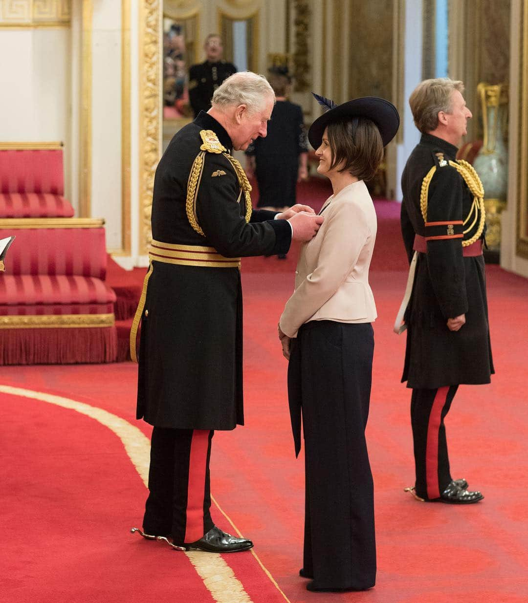 ロイヤル・ファミリーさんのインスタグラム写真 - (ロイヤル・ファミリーInstagram)「At today’s Investiture, held at Buckingham Palace by The Prince of Wales, @twiggylawson collected her Damehood for Services to Fashion, the Arts and Charity. Swipe 👉 to see more of today’s recipients including Scottish beekeeper 🐝 Charles Irwin MBE, Vice President of Show Racism The Red Card ⚽ Leroy Rosenior MBE, British Actor 🎭 Jim Carter OBE and Primate Conservationist with @apeactionafrica 🦍 Rachel Hogan OBE. Congratulations to everyone who received their Awards! 📸 1, 4 & 5 - PA」3月15日 0時31分 - theroyalfamily