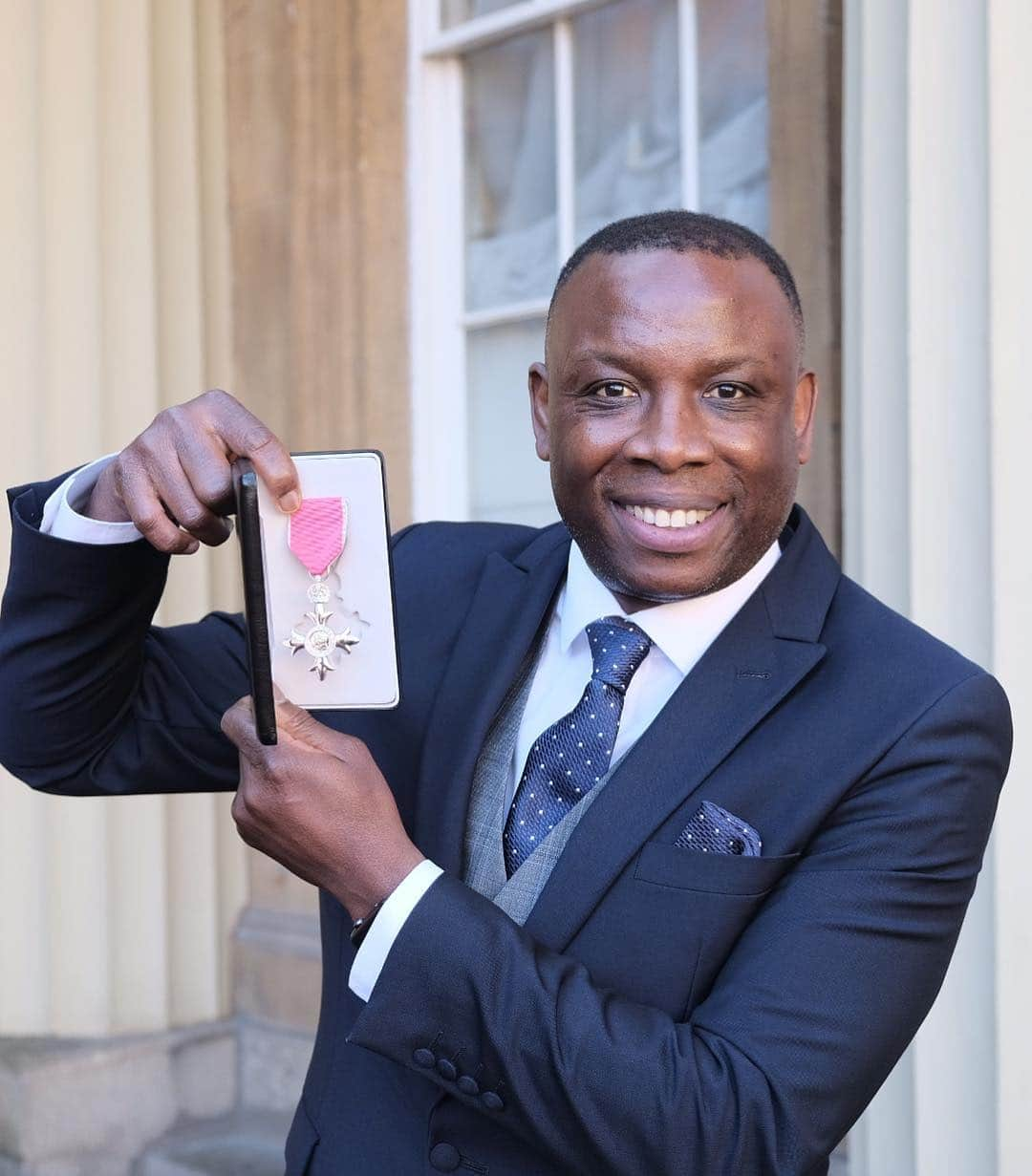 ロイヤル・ファミリーさんのインスタグラム写真 - (ロイヤル・ファミリーInstagram)「At today’s Investiture, held at Buckingham Palace by The Prince of Wales, @twiggylawson collected her Damehood for Services to Fashion, the Arts and Charity. Swipe 👉 to see more of today’s recipients including Scottish beekeeper 🐝 Charles Irwin MBE, Vice President of Show Racism The Red Card ⚽ Leroy Rosenior MBE, British Actor 🎭 Jim Carter OBE and Primate Conservationist with @apeactionafrica 🦍 Rachel Hogan OBE. Congratulations to everyone who received their Awards! 📸 1, 4 & 5 - PA」3月15日 0時31分 - theroyalfamily