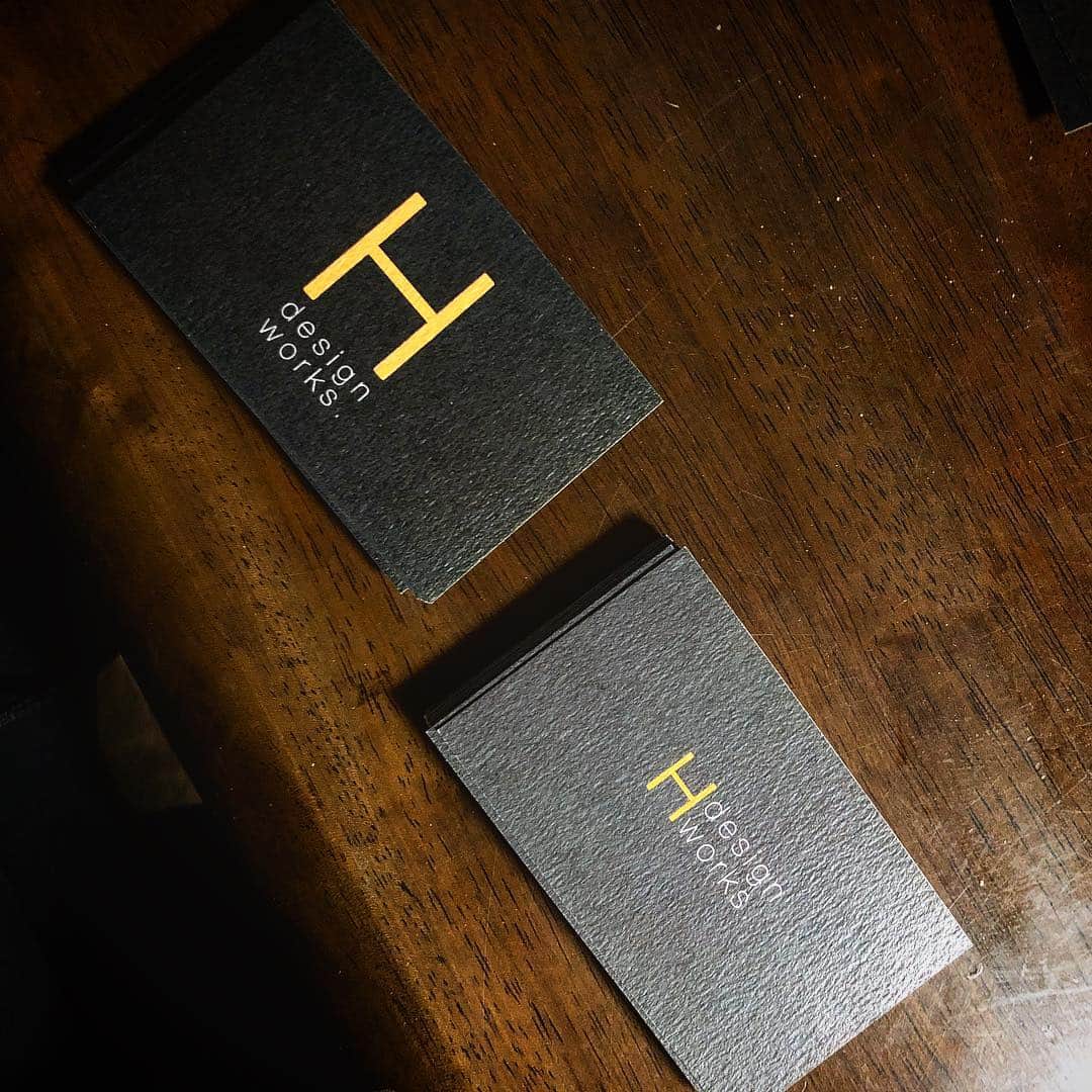 のインスタグラム：「. New namecard（左）☻ . . . 今回はロゴを縦Verに、背景色をグレーから黒に変更して、名前の表記をローマ字をメインにしたよʕ•̫͡•ʔ . あと、お客さんとのやり取りもほぼLINEやから追加☻ . . . がんばって仕事もらうで(ง•̀_•́)ง . . . #hdesignworks #アッシュデザインワークス #namecard #名刺 #写真好きな人と繋がりたい  #ファインダー越しの私の世界  #photography  #写真 #design #デザイン #webdesign  #web  #ホームページ制作  #ウェブサービス開発 #instadesign  #instaprogrammers  #instapic」