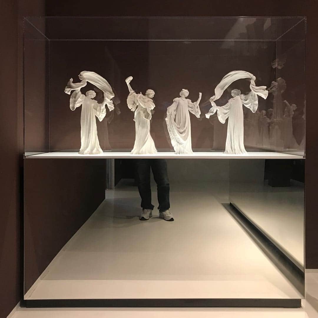 ジャンポールレスパナールのインスタグラム：「. Jeu de l’écharpe  Agathon Leonard Manufacture de Sèvres Year 1900 #isadoraduncan #dance #scarf ♥️」