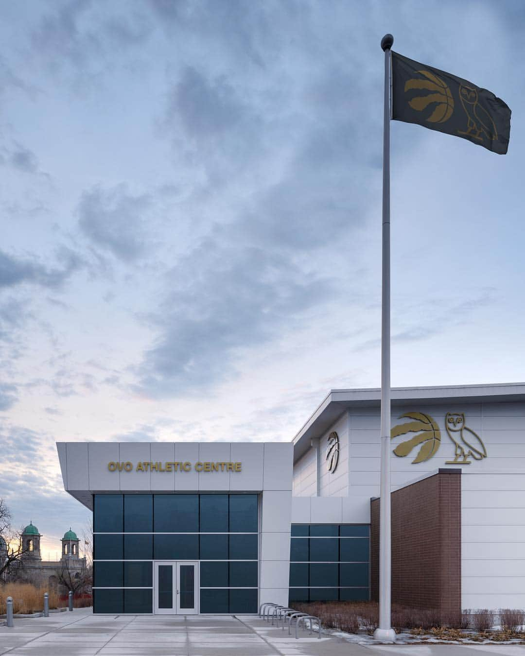 ドレイクさんのインスタグラム写真 - (ドレイクInstagram)「Introducing the OVO Athletic Centre, the official training facility for the Toronto Raptors. 🇨🇦 just wanted to add that I am so proud of my brothers and so proud to be from this city I swear this one feels like a high school dream and it’s a blessing to be able to raise up the levels and make the human mind stretch when it comes to thinking about what is possible in your lifetime!! Much love to everyone involved」3月15日 0時25分 - champagnepapi