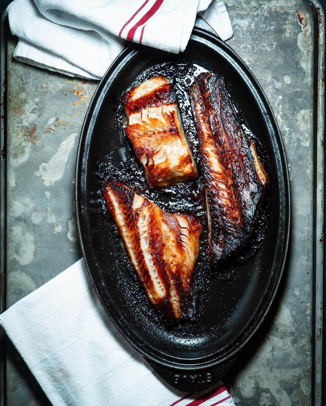 Staub USA（ストウブ）さんのインスタグラム写真 - (Staub USA（ストウブ）Instagram)「Let's all take a moment to appreciate @acooknamedmatt's Kasu Cod and its deeply caramelized marinade made with brown miso paste, sesame oil, soy sauce, brown sugar, and mirin. We know what we want to make next! 🍚🍚🍚 #MadeinStaub Cast Iron Fish Pan 🐟」3月15日 0時33分 - staub_usa