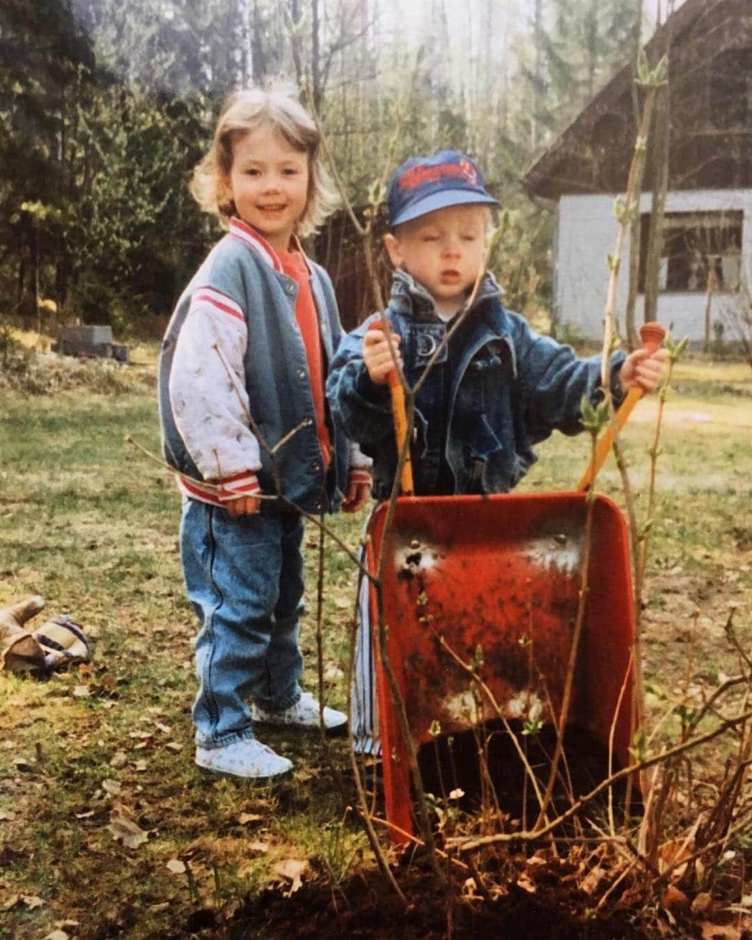 ラウラ・レピストのインスタグラム：「Farkkutakkikeli tule jo!☀️ Onks täällä muita yhtä kärsimättömiä kevään odottajia...🙋🏽‍♀️ #tb #90s #springfashion #cooliokids #niipperiblock」