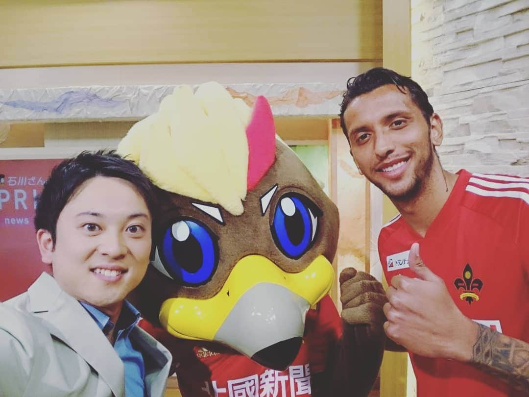 飯田嘉太さんのインスタグラム写真 - (飯田嘉太Instagram)「今月17日にサッカーJ2のホーム開幕戦を控えるツエーゲン金沢から 新加入のクルーニー選手とゲンゾーがスタジオに☺  履きおろしたばかりのシューズで生のリフティングも見せて下さりありがとうございました✨  17日に石川にいる方々はツエーゲン金沢の 今シーズン初勝利に向けて応援しに行きましょう❗ 県西部緑地公園陸上競技場で午後2時キックオフです👊  #ツエーゲン金沢 #サッカー #j2 #コスタリカ #新加入 #クルーニー 選手 #長身 #フォワード #好物 #納豆 #ラーメン #ゲンゾー #総選挙 #おめでとう #生出演 #ホーム開幕戦 #初勝利 #石川県西部緑地公園陸上競技場 #石川テレビ #プライムニュース #アナウンサー #加藤愛 #飯田嘉太」3月15日 0時30分 - kabuto_iida