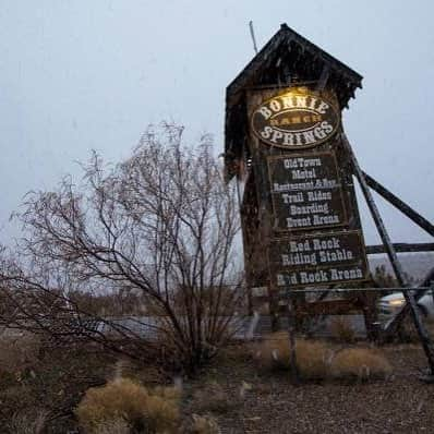 ケアリー・ハートさんのインスタグラム写真 - (ケアリー・ハートInstagram)「Rip #bonniespringsranch . So sad to see one of few Vegas landmarks to go away. This was a staple for me my entire life. Feeding the turtles at age 5 or motorcycle rides for lunch as an adult. Luckily I was able to take my wife and daughter there when willow was Jameson’s she. I was planning on taking Jameson there next month, but I’m really sad he will never be able to see it. @tjlavin and I took @woodwardcamp there back in 2000 in hopes they were gonna buy it, preserve it, and make it an action sports camp for kids. Bonnie didn’t want to sell at that time. I wish she had, because now some lame developer is gonna level it and turn the red rock landscape into condos 🤦🏻‍♂️. I hope that when they are done they are rattle snake infested. Such a shame that the county doesn’t preserve this place. Guess there is no money in history. We can always use more cheaply built condos, though. thank you for the memories, Bonnie.」3月15日 0時36分 - hartluck