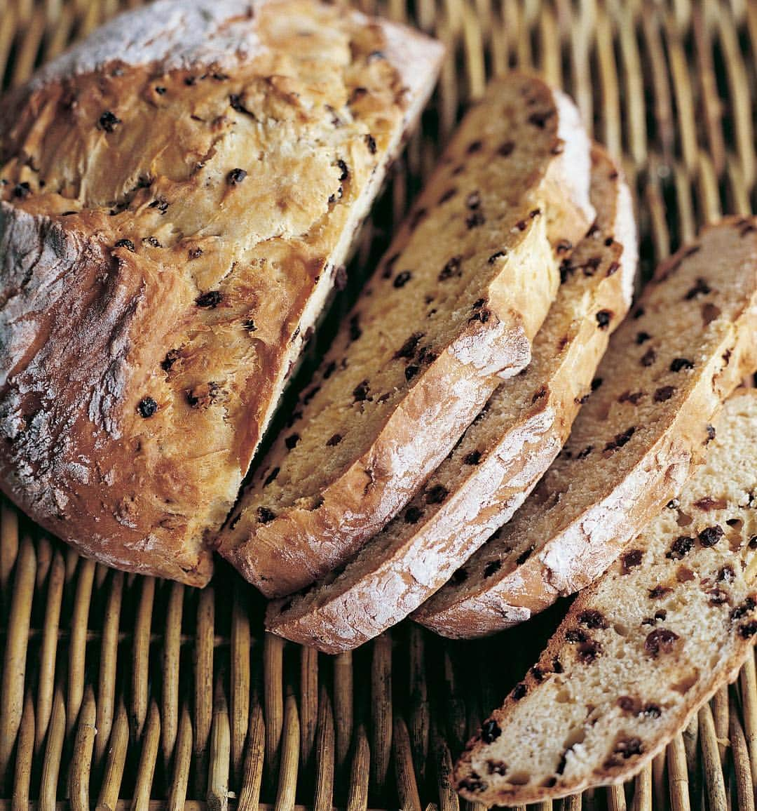 アイナ・ガーテンさんのインスタグラム写真 - (アイナ・ガーテンInstagram)「I might not be Irish but I still love to celebrate St. Patrick's Day by making Irish Soda Bread. This is a really easy bread to make - no kneading required!! I love it toasted for breakfast with #goodirishbutter. Happy St. Patrick's Day everyone! (The recipe is available on barefootcontessa.com.)」3月15日 0時38分 - inagarten