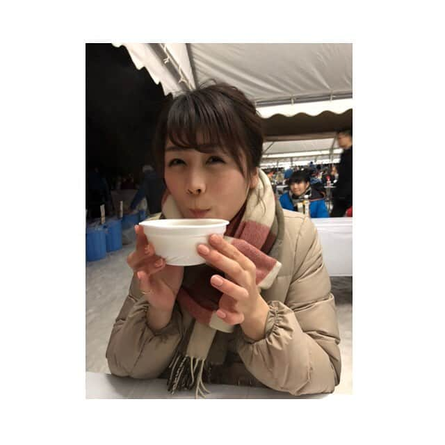 高井瑛子さんのインスタグラム写真 - (高井瑛子Instagram)「. . 阿部アナと新潟の冬を満喫してます☃️✨ . ３月２日 十日町市の『越後妻有 雪花火』に 行ってきました。 . 雪上に上がる花火に大興奮！ ２人とも涙を流しながら 見入っちゃいました🥺 . 冬の花火は見たことなかったのですが 空気が澄んでいるので よりキレイに見えました。 . 寒い中食べるご当地グルメは絶品😋💓 . 来年も行きたいなぁ😊 . つづく… . . . --------------------------------------- #新潟テレビ21#アナウンサー#新潟#十日町市#雪花火#雪上花火#同期#冬」3月15日 0時39分 - ux_takai.eiko