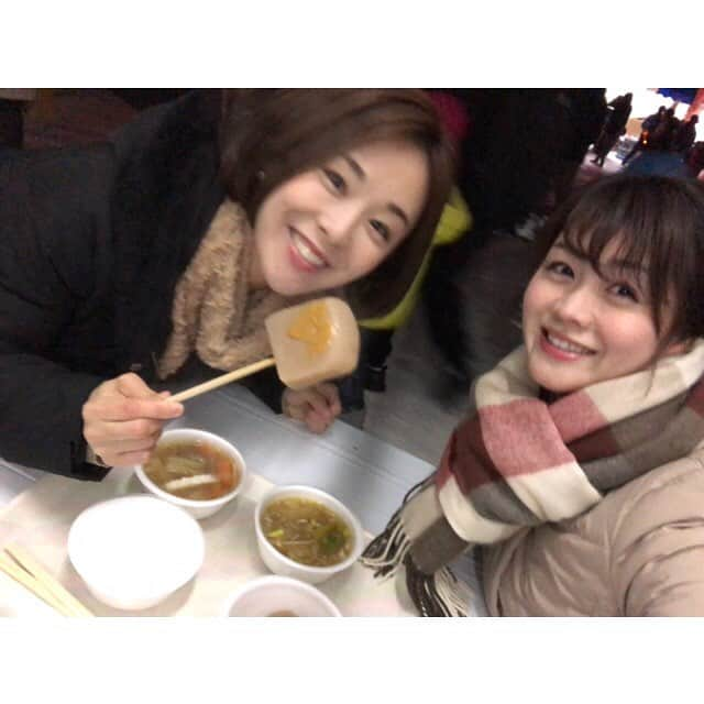 高井瑛子さんのインスタグラム写真 - (高井瑛子Instagram)「. . 阿部アナと新潟の冬を満喫してます☃️✨ . ３月２日 十日町市の『越後妻有 雪花火』に 行ってきました。 . 雪上に上がる花火に大興奮！ ２人とも涙を流しながら 見入っちゃいました🥺 . 冬の花火は見たことなかったのですが 空気が澄んでいるので よりキレイに見えました。 . 寒い中食べるご当地グルメは絶品😋💓 . 来年も行きたいなぁ😊 . つづく… . . . --------------------------------------- #新潟テレビ21#アナウンサー#新潟#十日町市#雪花火#雪上花火#同期#冬」3月15日 0時39分 - ux_takai.eiko