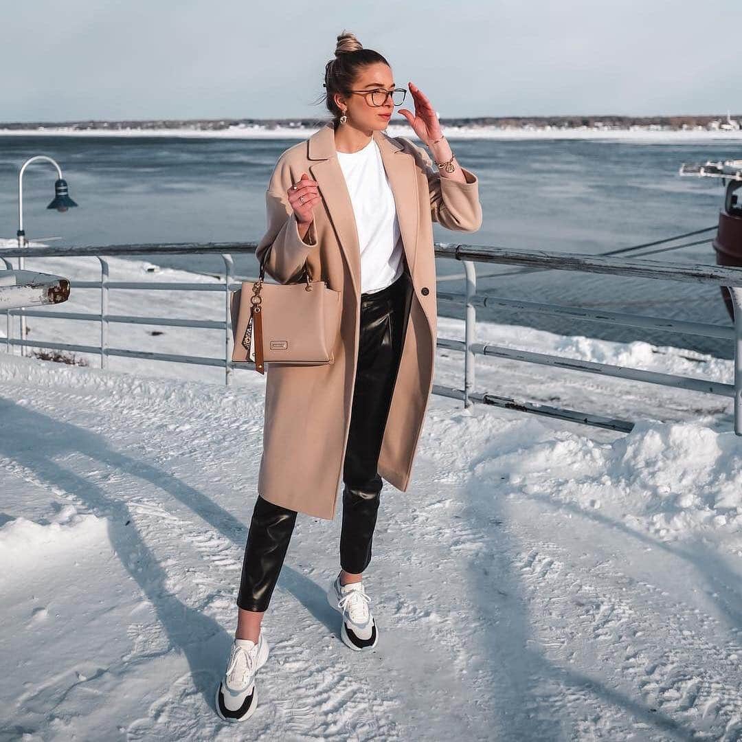 ALDO shoesさんのインスタグラム写真 - (ALDO shoesInstagram)「It’s winter, snow what? Canadian cutie @justinebrouill matches her camel coat to petite handbag Viremma and heads out in chunky sneakers Merurka.  Shop the look in bio. #AldoCrew #AldoShoes」3月15日 0時50分 - aldo_shoes