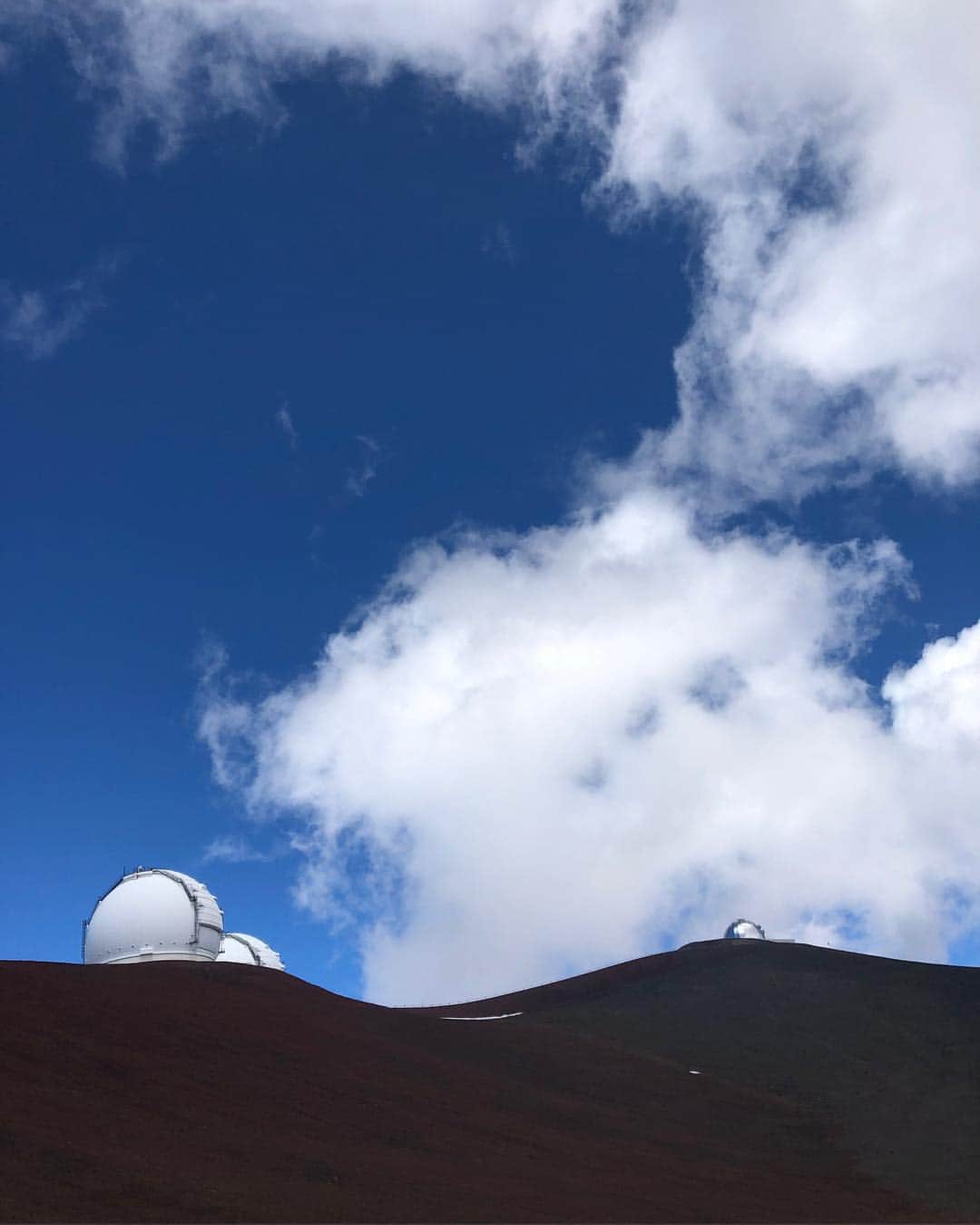 Laraさんのインスタグラム写真 - (LaraInstagram)「. . Mauna Kea observatory complex✴︎ #Hawaii  #4200m . .  標高4200メートル マウナケア山の 天文台 .  ハワイなのに雪もあったよ。」3月15日 0時43分 - fa_la_lara