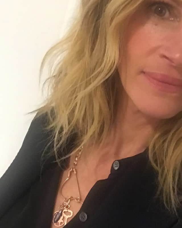 ジュリア・ロバーツのインスタグラム：「Fun work day sporting my @jilliandempsey jewelry 🌟 chatting about Ben is Back. 💕」