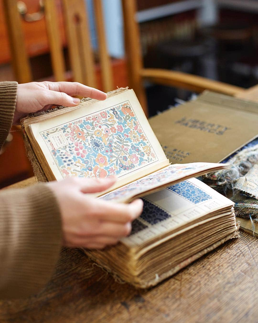 ARKETさんのインスタグラム写真 - (ARKETInstagram)「The romantic all-over floral designs that have become a signature for Liberty Fabrics – featuring intricate patterns on a light background, with fruits, flowers and foliage in bright shades – often date back to the 1930s and 1960s and continue to be a source of inspiration for today’s Design Studio, which is located at the Liberty & Co department store in Soho, London. Their archives contain almost 50,000 files from the 1880s onward including original pattern books, swatch books, artworks, garments and fabrics. - Made with Liberty Fabric – Discover the new floral prints in vivid colours from ARKET’s spring collection: link in bio. - #ARKET」3月15日 0時43分 - arketofficial