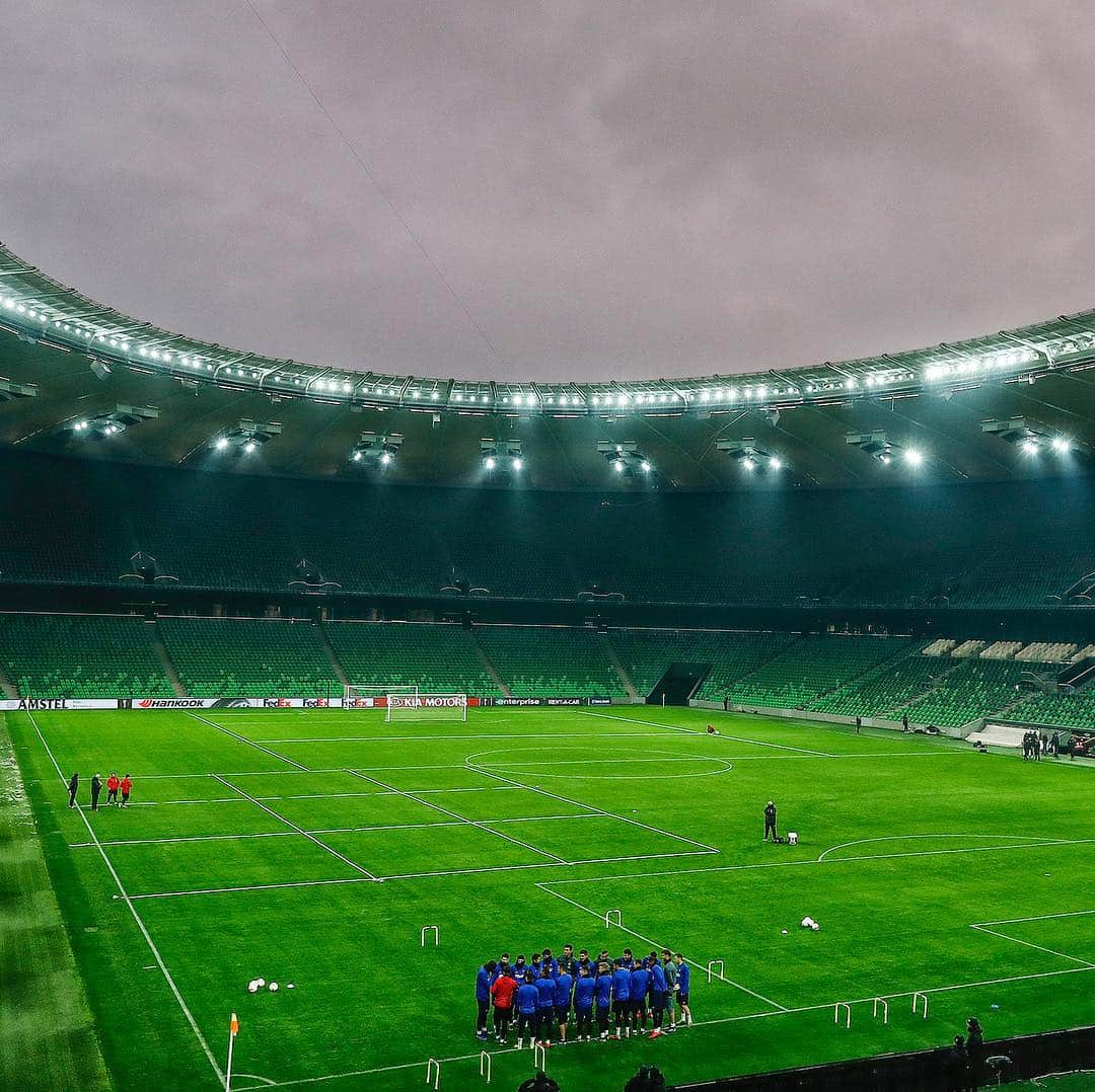 バレンシアCFさんのインスタグラム写真 - (バレンシアCFInstagram)「🤜🏼🤛🏼 Nuestra unión siempre hará la fuerza . Vamos a por otro partido 💪🏼⚽️ . #amuntvalencia #valenciacf #europaleague」3月15日 0時46分 - valenciacf