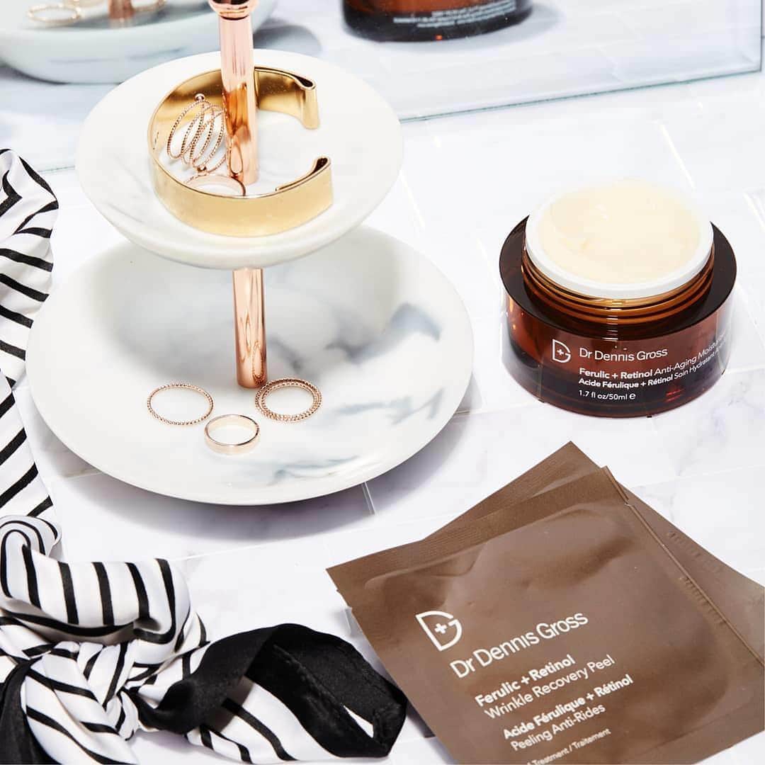C.O. Bigelowさんのインスタグラム写真 - (C.O. BigelowInstagram)「Wrinkle Recovery is right around the corner! 🧡 Stop by this #FacialFriday for a Ferulic + Retinol Peel and Treatment, complimentary with the purchase of any ✌️ @drdennisgross products! DM to book 💬」3月15日 0時53分 - cobigelow