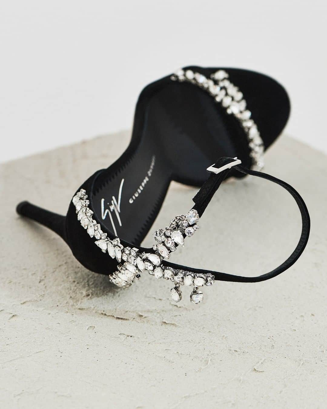 Giuseppe Zanotti Designさんのインスタグラム写真 - (Giuseppe Zanotti DesignInstagram)「You’ll notice her coming and going. The LYNETTE—a perfectly formed stiletto sandal with crystals at the toe and heel. #GiuseppeZanotti #GZSS19」3月15日 1時00分 - giuseppezanotti