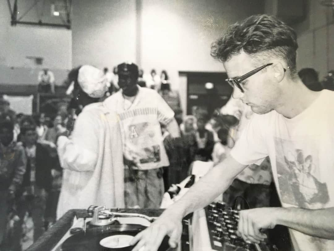 モービーさんのインスタグラム写真 - (モービーInstagram)「Djing a hip hop battle in New Rochelle in 1988. For years I wanted to be a great hip hop DJ, until I heard @djclarkkent and @stretcharmstrong in 1989 and realized they were about 1,000 times better than I was. #tbt」3月15日 1時00分 - moby