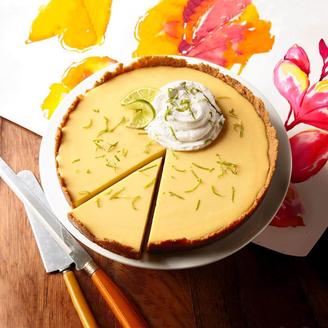 トミー バハマさんのインスタグラム写真 - (トミー バハマInstagram)「We'll take any excuse to enjoy a slice of our #KeyLimePie ... Happy #PiDay everyone!  Stop by one of our restaurants for a slice of your own!」3月15日 1時03分 - tbahama