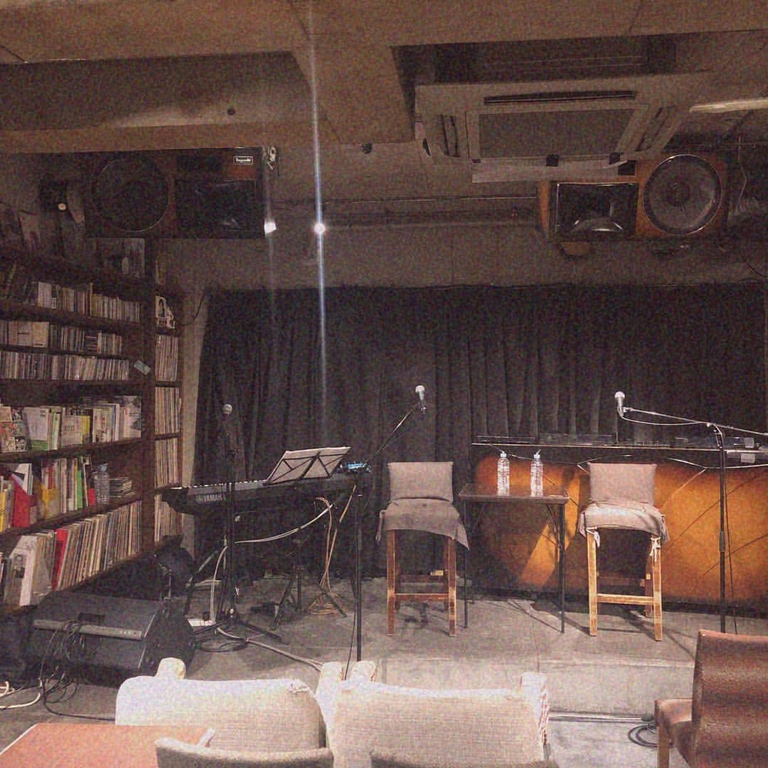 のインスタグラム：「岡田夢以 朗読会 夢詠撫子🌸💭﻿ 第九夜〜爽歌〜﻿ ﻿ 来てくださった皆さん﻿ 本当にありがとうございました☺︎📖﻿ 初の朗読会、いかがでしたか？？﻿ ﻿ ﻿ オリジナル脚本﻿ 「4年後のホワイトデー」﻿ ﻿ 美空、美空の後輩、セリヌンティウス﻿ 3役に挑戦しました。☺︎﻿ 声色だけで表現していくのって﻿ とっても難しいね〜苦戦したなあ😖💓﻿ ﻿ この脚本は、私と夢以しゃんの出逢いや﻿ プライベートで遊んだ時に話していたこと﻿ そして、お互いがリーダーということもあり﻿ ストーリーの中でも部長同士だったり…﻿ リアルに再現していただいている部分が多く﻿ とっても大切な作品です💭﻿ ﻿ ﻿ 朗読会はもちろん、演技も﻿ 人前で披露したことがなかったので﻿ 本当に緊張しましたが、、、﻿ 今回、このような機会を頂けたことで﻿ 自分自身成長できた部分も多く﻿ 新しいことにチャレンジするという意味を﻿ 再確認させてもらえた気がします🙆🏻‍♀️📖﻿ ﻿ 大好きなカフェで素敵なピアノ演奏の中﻿ 朗読させてもらえて、﻿ コラボメニューまで作って頂けて…﻿ 感謝の気持ちでいっぱいです。♡﻿ ﻿ これを機に、大好きな声のお仕事にも﻿ もっとチャレンジする機会が増えればいいなと﻿ 思っています☺️🌸﻿ ﻿ 本当に素敵な時間でした。﻿ 感じたことが沢山すぎて長くなりましたが﻿ 朗読の感想もみんなありがとう☺︎﻿ 楽しんでもらえたみたいで安心しました🐟笑﻿ ﻿ また、出演できますように💭﻿ ﻿ ﻿」