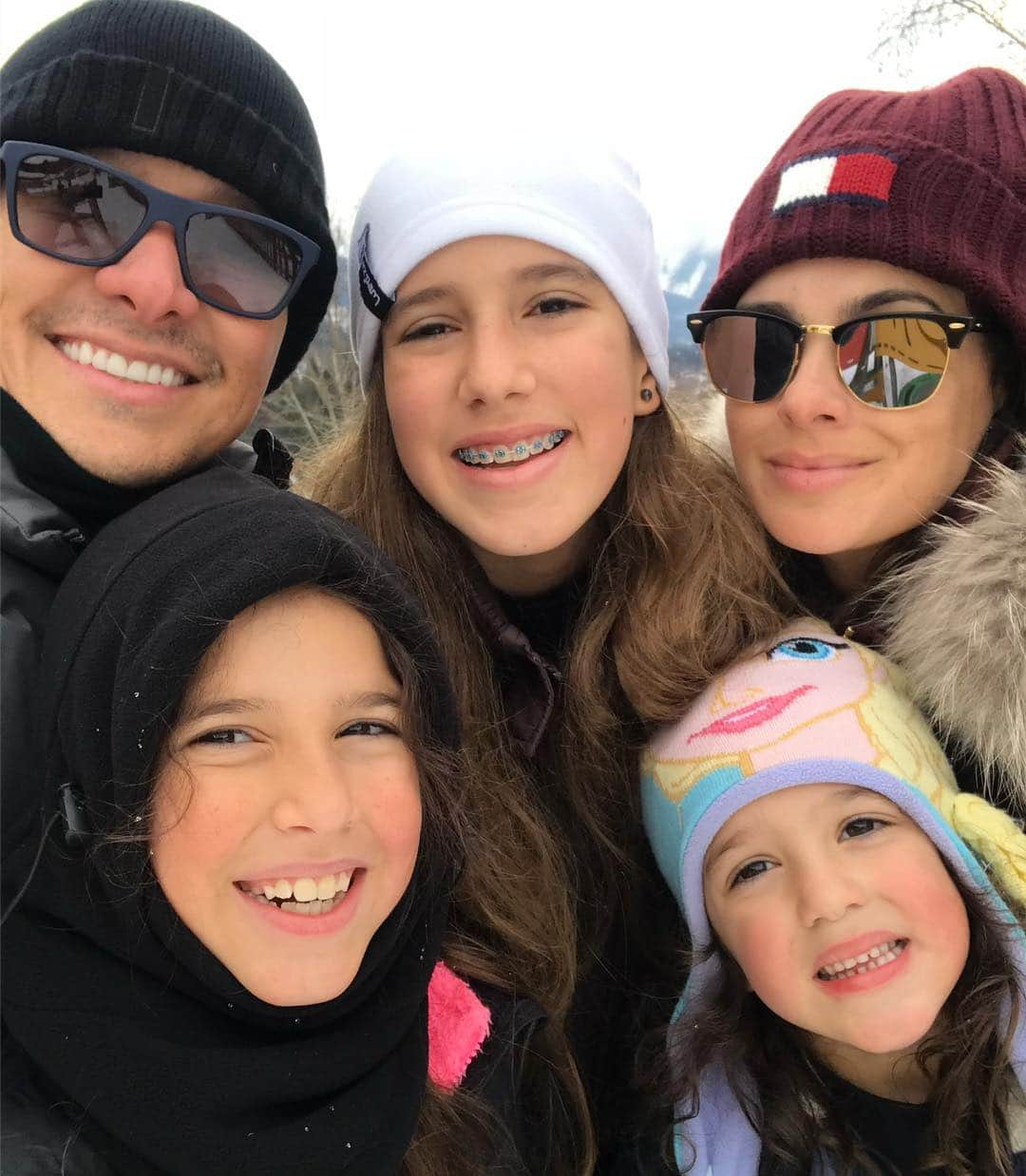 Vera Vielさんのインスタグラム写真 - (Vera VielInstagram)「Saudades dessas férias , quando as meninas viram a neve ❄️ pela primeira vez ❤️ #tbt ☃️⛄️❄️❄️」3月15日 1時14分 - veraviel