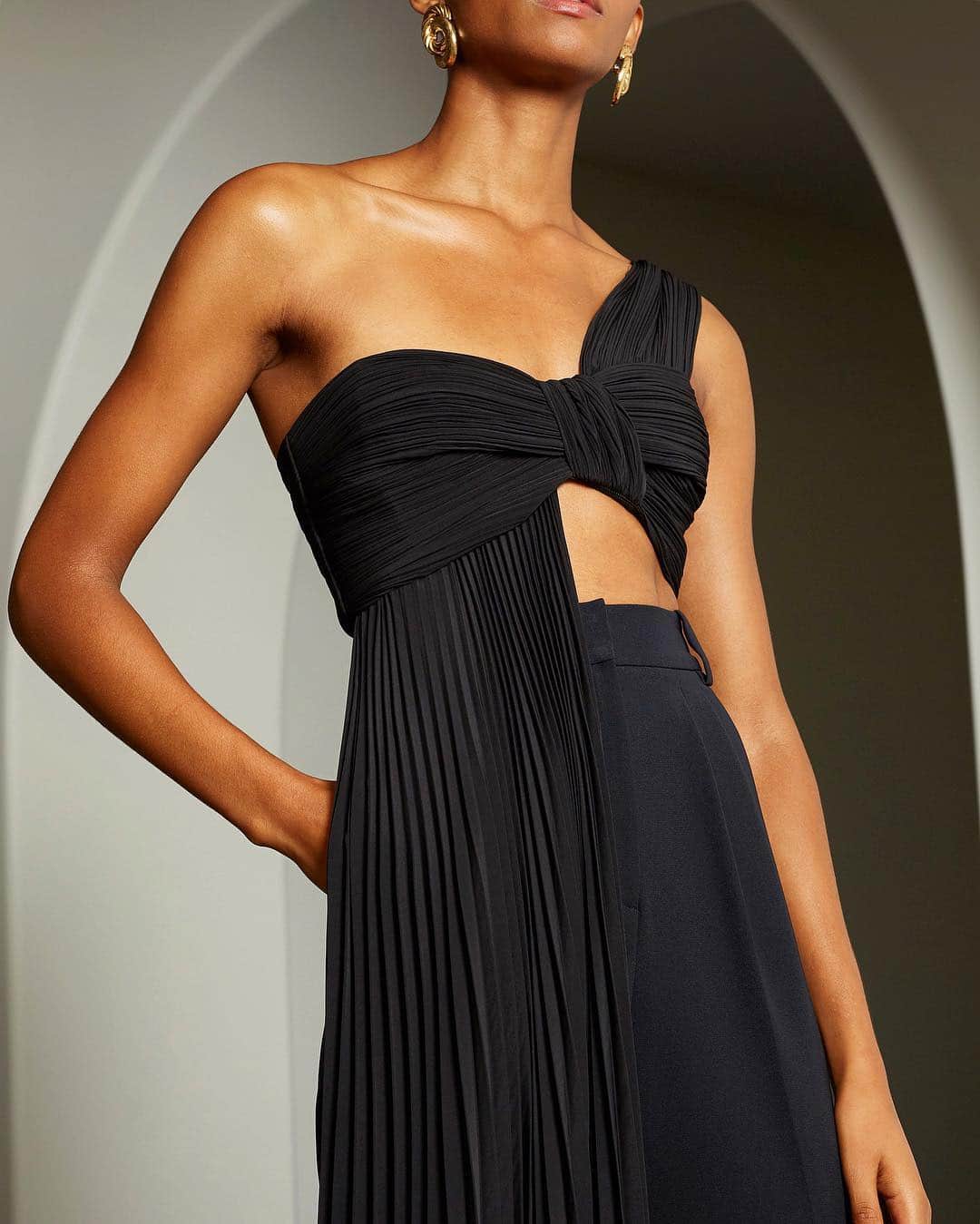 のインスタグラム：「Elegance with an edge: the Liv top is our new take on evening dressing 🖤 #black #pleating #alc」