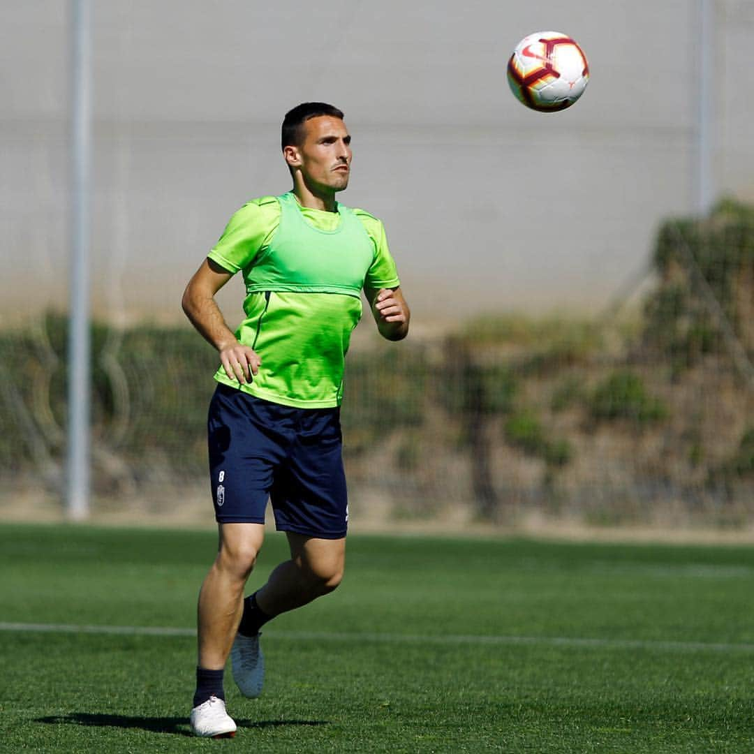 グラナダCFさんのインスタグラム写真 - (グラナダCFInstagram)「Nueva jornada de entrenamiento del Granada CF de cara al duelo frente a la UD Almería. Este jueves se ejercitó durante algo más de hora y media haciendo especial incidencia en el juego por bandas y en las segundas jugadas.」3月15日 1時25分 - granadacf