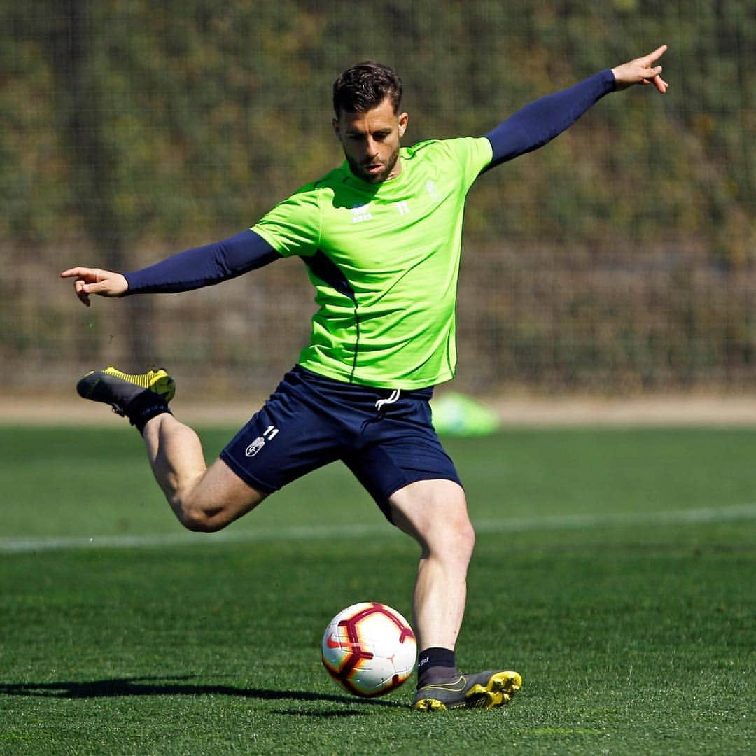 グラナダCFさんのインスタグラム写真 - (グラナダCFInstagram)「Nueva jornada de entrenamiento del Granada CF de cara al duelo frente a la UD Almería. Este jueves se ejercitó durante algo más de hora y media haciendo especial incidencia en el juego por bandas y en las segundas jugadas.」3月15日 1時25分 - granadacf