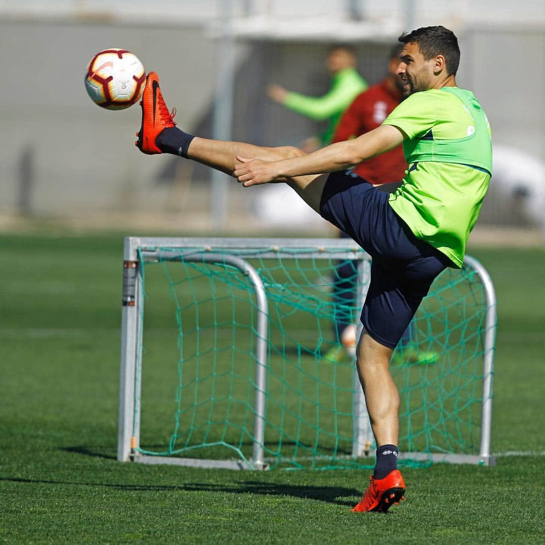 グラナダCFさんのインスタグラム写真 - (グラナダCFInstagram)「Nueva jornada de entrenamiento del Granada CF de cara al duelo frente a la UD Almería. Este jueves se ejercitó durante algo más de hora y media haciendo especial incidencia en el juego por bandas y en las segundas jugadas.」3月15日 1時25分 - granadacf