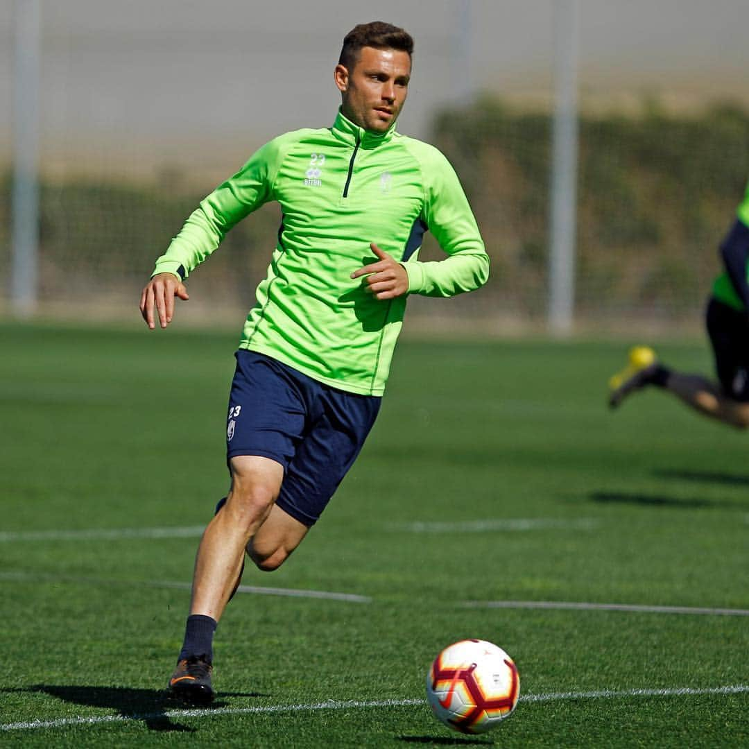 グラナダCFさんのインスタグラム写真 - (グラナダCFInstagram)「Nueva jornada de entrenamiento del Granada CF de cara al duelo frente a la UD Almería. Este jueves se ejercitó durante algo más de hora y media haciendo especial incidencia en el juego por bandas y en las segundas jugadas.」3月15日 1時25分 - granadacf