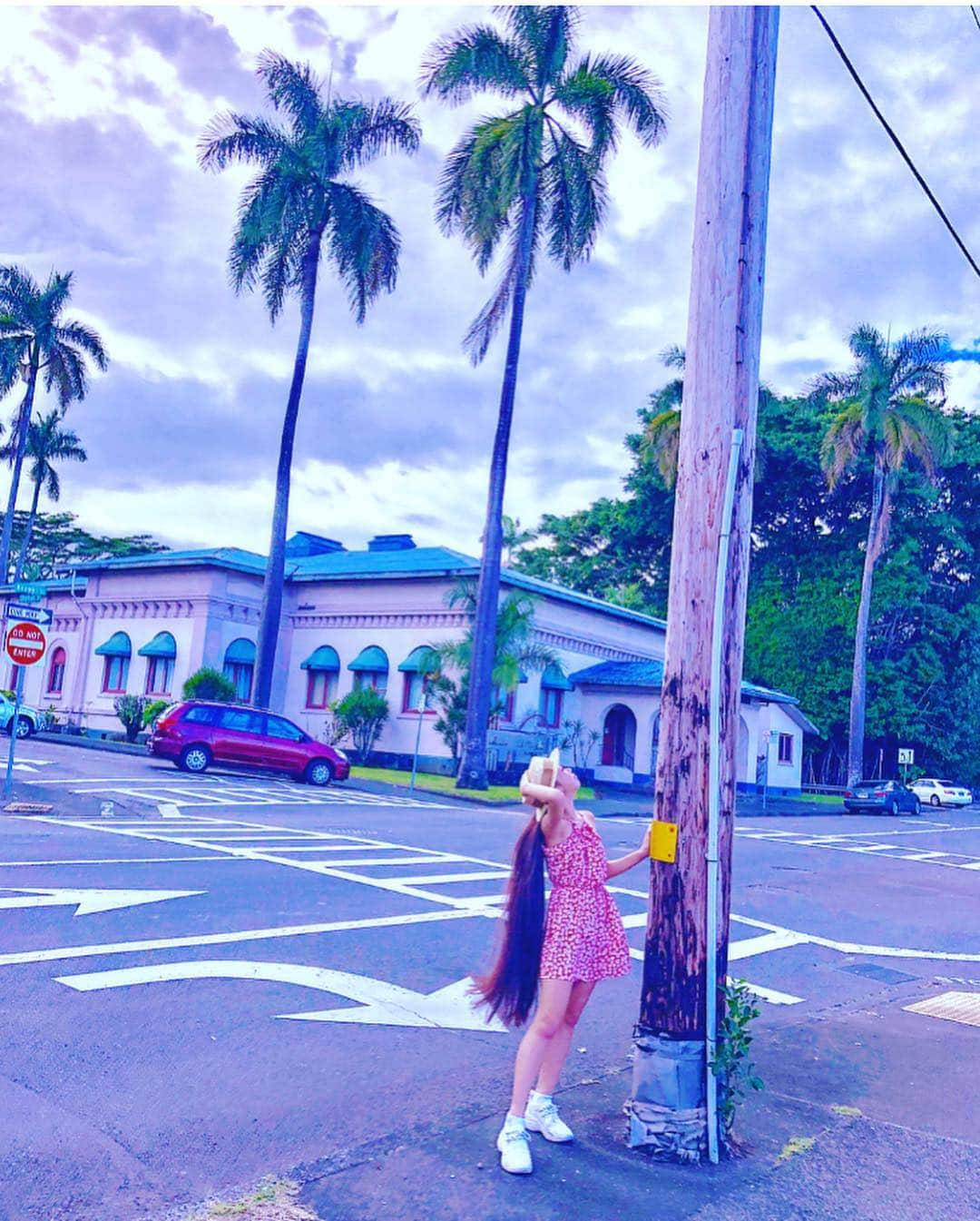 Laraさんのインスタグラム写真 - (LaraInstagram)「Old town Hilo city.  #Hawaii  #Hiro . .  マウナケアから降りて🏔 Hiroのかわいいオールドタウンへ 🌴🌴👟👟👟 . @makikonikson さんのBoo🐶とお散歩してたら、かわいいお友達に会えたよ😍」3月15日 1時17分 - fa_la_lara