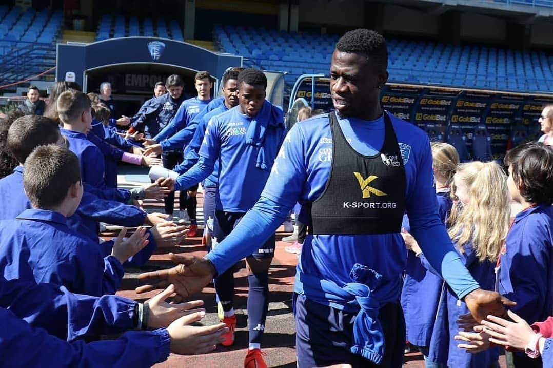 エンポリFCさんのインスタグラム写真 - (エンポリFCInstagram)「#ScuoladelTifo Prima della seduta di allenamento di questa mattina, gli azzurri hanno incontrato gli alunni dell'Istituto scolastico Baccio da Montelupo di Montelupo Fiorentino 📸」3月15日 1時18分 - empoli_fc_official