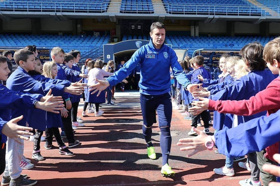 エンポリFCさんのインスタグラム写真 - (エンポリFCInstagram)「#ScuoladelTifo Prima della seduta di allenamento di questa mattina, gli azzurri hanno incontrato gli alunni dell'Istituto scolastico Baccio da Montelupo di Montelupo Fiorentino 📸」3月15日 1時18分 - empoli_fc_official