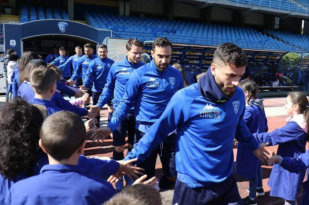 エンポリFCさんのインスタグラム写真 - (エンポリFCInstagram)「#ScuoladelTifo Prima della seduta di allenamento di questa mattina, gli azzurri hanno incontrato gli alunni dell'Istituto scolastico Baccio da Montelupo di Montelupo Fiorentino 📸」3月15日 1時18分 - empoli_fc_official