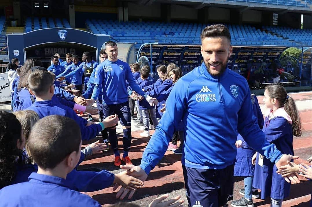 エンポリFCさんのインスタグラム写真 - (エンポリFCInstagram)「#ScuoladelTifo Prima della seduta di allenamento di questa mattina, gli azzurri hanno incontrato gli alunni dell'Istituto scolastico Baccio da Montelupo di Montelupo Fiorentino 📸」3月15日 1時18分 - empoli_fc_official