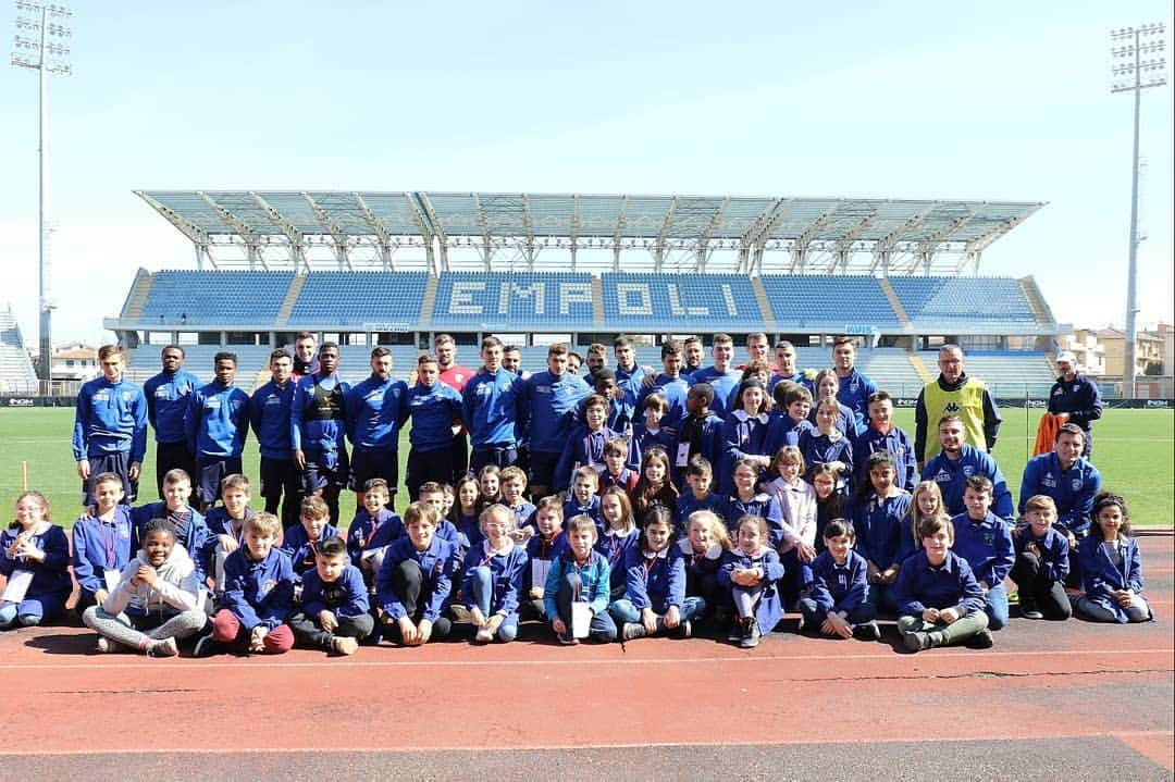 エンポリFCさんのインスタグラム写真 - (エンポリFCInstagram)「#ScuoladelTifo Prima della seduta di allenamento di questa mattina, gli azzurri hanno incontrato gli alunni dell'Istituto scolastico Baccio da Montelupo di Montelupo Fiorentino 📸」3月15日 1時18分 - empoli_fc_official