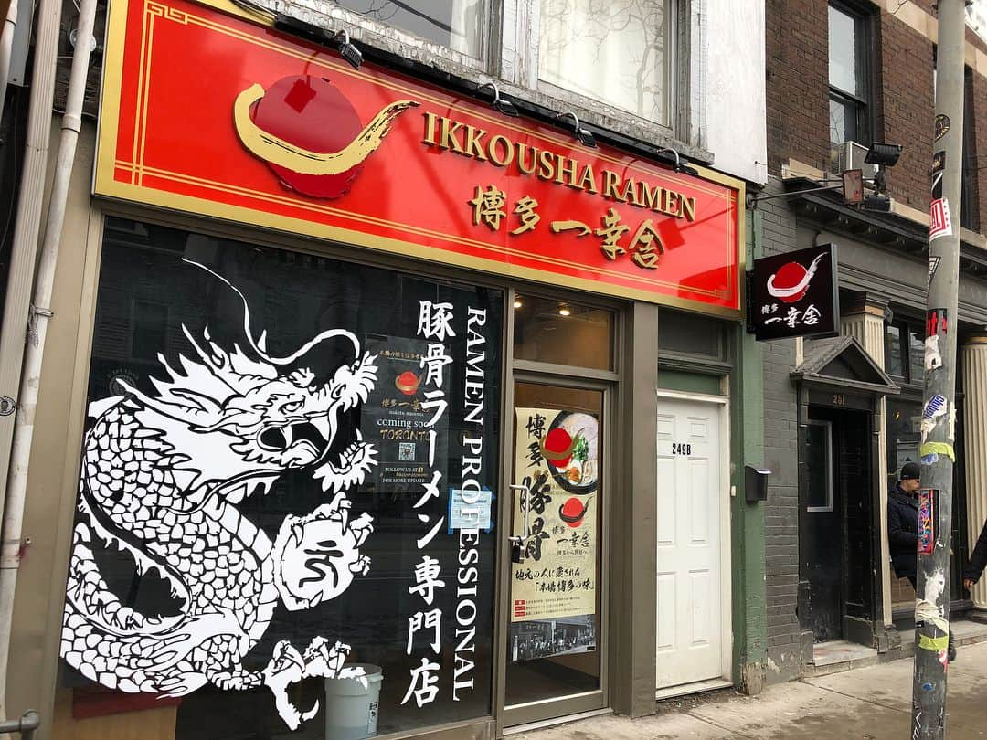 LifeTorontoさんのインスタグラム写真 - (LifeTorontoInstagram)「ダウンタウンのクィーンストリートウエスト沿いに、日本からの新しいラーメン店「博多一幸舎」がやって来るようですよー！⁣⠀ LifeTorontoのオフィス近くて、福岡出身のスタッフ達はホクホクしております。⁣⠀ 「博多一幸舎」はその名の通り、本店は福岡の博多駅前にあり日本国内だけでなく海外にも積極的に展開しているラーメン店のひとつ。今から楽しみですね〜♪⁣⠀ .⁣⁣⁣⁣⁣⁣⠀ .⁣⠀ .⁣⠀ #ラーメン #博多ラーメン #とんこつラーメン #豚骨ラーメン #グルメ #海外ラーメン #海外 #カナダ #トロント #カナダ生活 #海外生活 #海外暮らし #海外移住  #海外育児  #海外子育て #英語 #留学 #海外留学 #トロント留学 #カナダ留学 #ワーホリ#ワーキングホリデー #カナダワーホリ #ワーホリ生活 #海外出張 #海外就職 #駐在生活  #駐在 ⁣ #旅行 #旅」3月15日 1時22分 - lifetoronto.jp