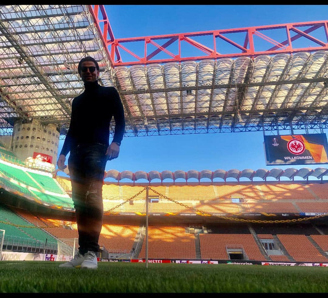 ローマン・ヴァイデンフェラーさんのインスタグラム写真 - (ローマン・ヴァイデンフェラーInstagram)「Mailand, Giuseppe Meazza Stadion, Inter vs Eintracht, was gibt es Schöneres? #intermailand #inter #nerazurri #eintrachtfrankfurt #eintracht #sge #intersge #mailand #milano #italien #italy #uefa @inter @eintrachtfrankfurt @europaleague」3月15日 1時23分 - romanweidenfeller