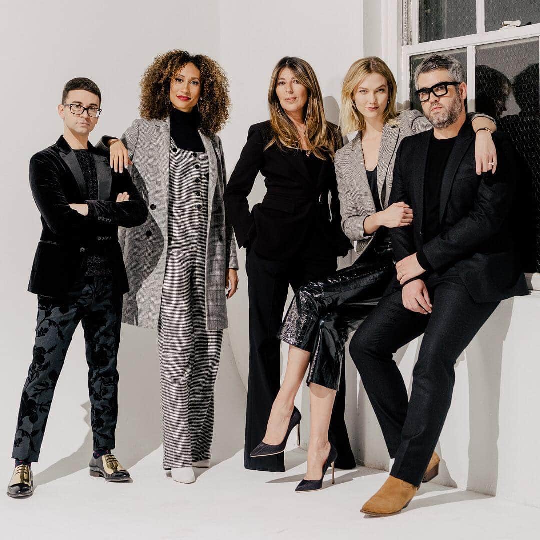 のインスタグラム：「After a run on Lifetime, “Project Runway” is back on Bravo this Thursday for its 17th season. The most significant change is its cast. @timgunn and @heidiklum, whose faces have been synonymous with @projectrunway, will not return. @zacposen also departed. @ninagarcia is the only remaining cast member. She’s joined by @csiriano, who won the competition’s fourth season, @elainewelteroth, the former editor of @teenvogue, @karliekloss, the founder of @kodewithklossy, and designer @brandonmaxwell. The culture of the show has changed as well, following #MeToo and criticisms that the show has only produced one high-profile designer. Now, @bravotv has increased the prize money to $250,000; thrown in a mentorship with the Council of Fashion Designers of America, and added a “flash sale” component to some of the episodes. @danieldorsa shot this photo. Visit the link in our profile to read more from @nytimesfashion.」