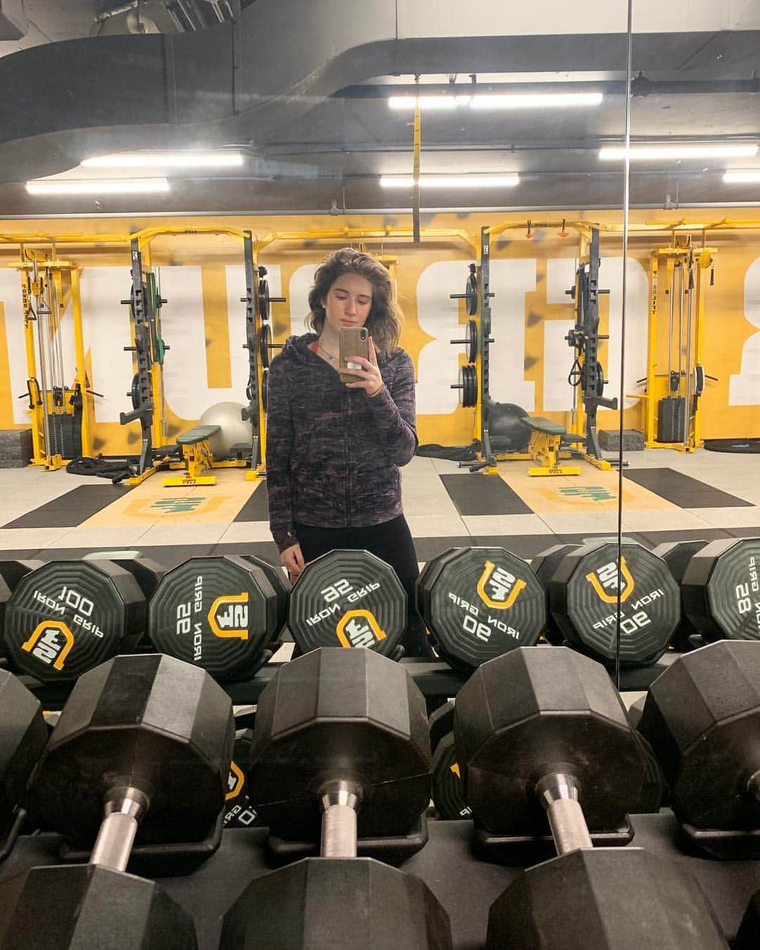 Elliana Shayna Pogrebinskyさんのインスタグラム写真 - (Elliana Shayna PogrebinskyInstagram)「No one wants to workout when they’re sick 😪 It’s important if you do go to the gym to not push yourself. Your body needs time and strength to recover. Just half an hour to get your body moving is good enough! 💪🏻 #eatyourvitaminC #dontgetsick #sickseason #cold #workout #kinesiology #fitness #gym #strengthandconditioning #internship #universityofsanfrancisco」3月15日 1時28分 - elliana_pogrebinsky