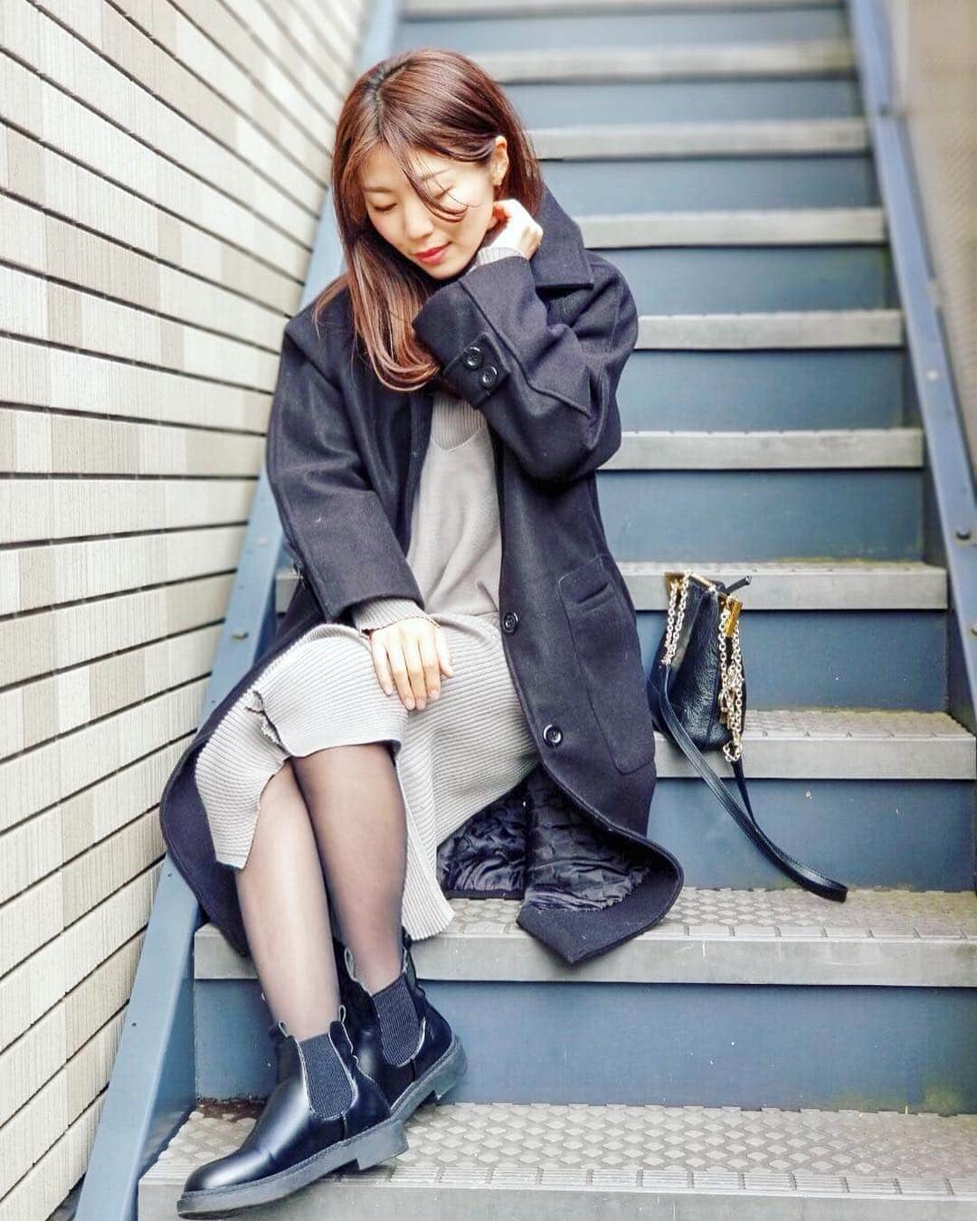 のインスタグラム：「ファッションブランドBEEP(ビープ)の コートとショートブーツです☆ :  @beep_ss の服は普段使いにさらっと使えてオススメ♪ 春にも使えるショートブーツは、 履き心地も良くて長時間歩いても疲れないです^_^ : こちらのURLを見てみてね♪ https://www.beepsheepshamp.com/ もうコートも終盤ですね、 次はトレンチコートかな☆ : #アパレル #服 #ブーツ #コーデ #コート」