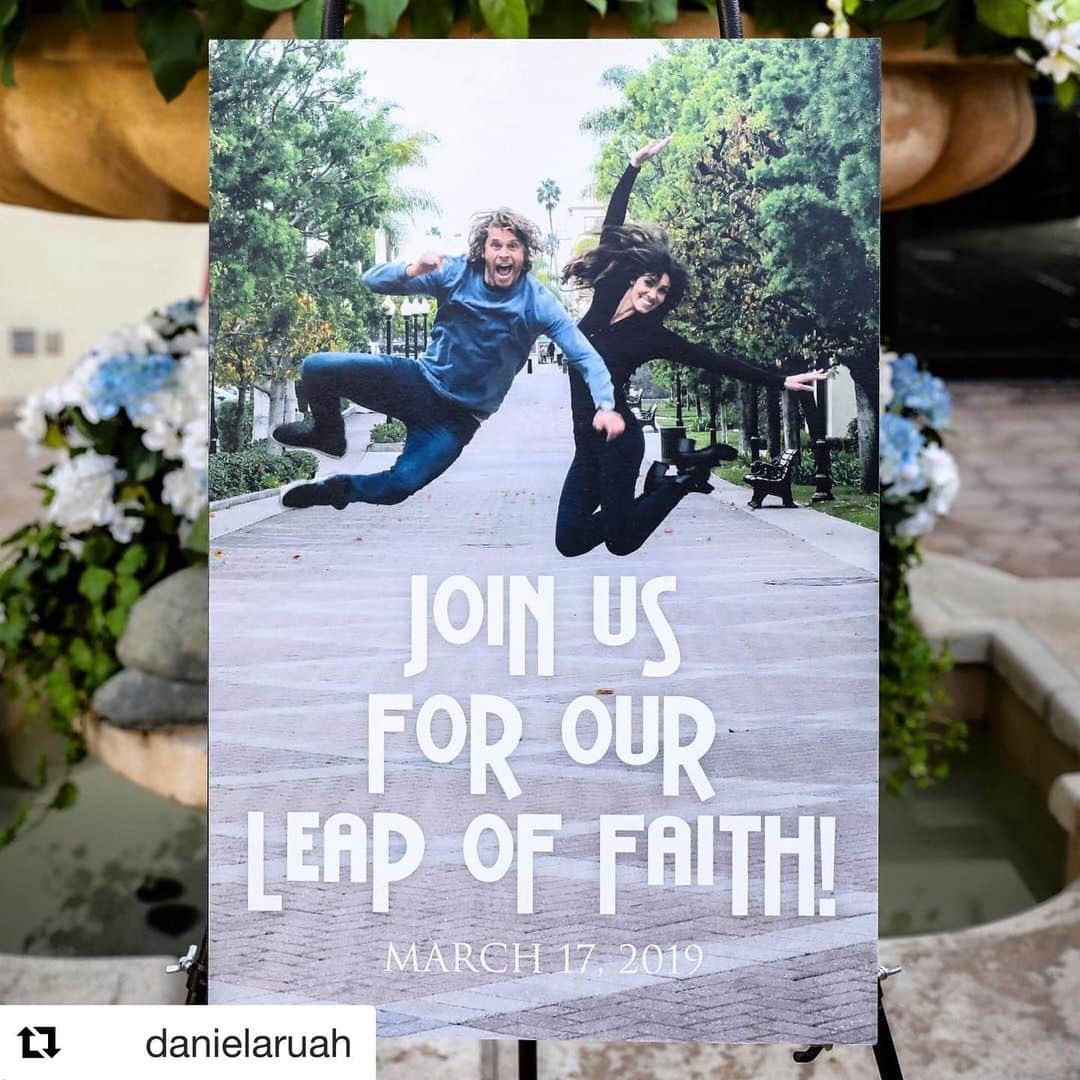 のインスタグラム：「What would you write in the Kensi/Deeks wedding guest book? #NCISLAWedding #ThisSunday . #Repost @danielaruah ・・・ Its #weddingwednesday and the countdown begins for Densi’s LEAP OF FAITH! Because we love you all, we wish you had been guests in this action filled wedding shindig 😆 Questions: 1) what would you write in the guest book?  2) What’s in the boooooox?? — Começou a contagem decrescente para o casamento de #Densi ! Como vos adoramos e gostávamos que tivessem estado neste grande dia cheio de acção, tenho duas perguntas: 1) O que escreveriam no livro de honra? 2) O que é que está dentro da caixaaaaaaa?? — #ncisla @ncisla @ericcolsen #densi #keeks #wedding」